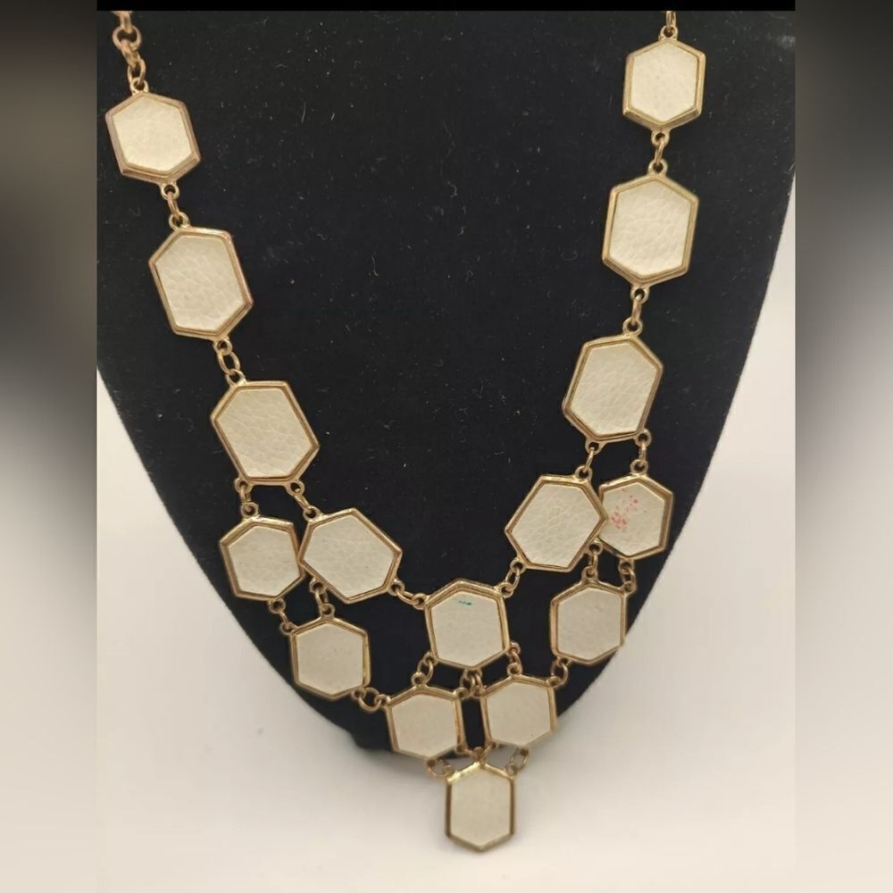 Ali Kahn Statement Necklace White And Gold Toned